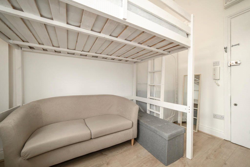 Property photo 2 of 5 Studio