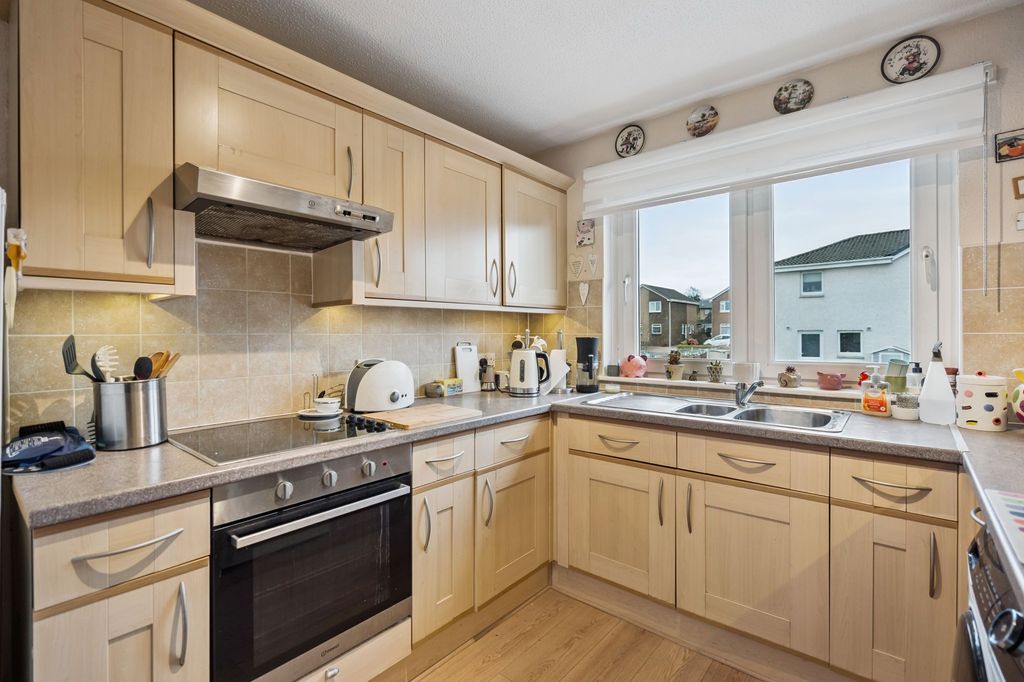 Property photo 3 of 10 Kitchen