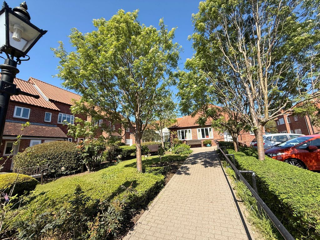 Property photo 2 of 8 Communal Gardens