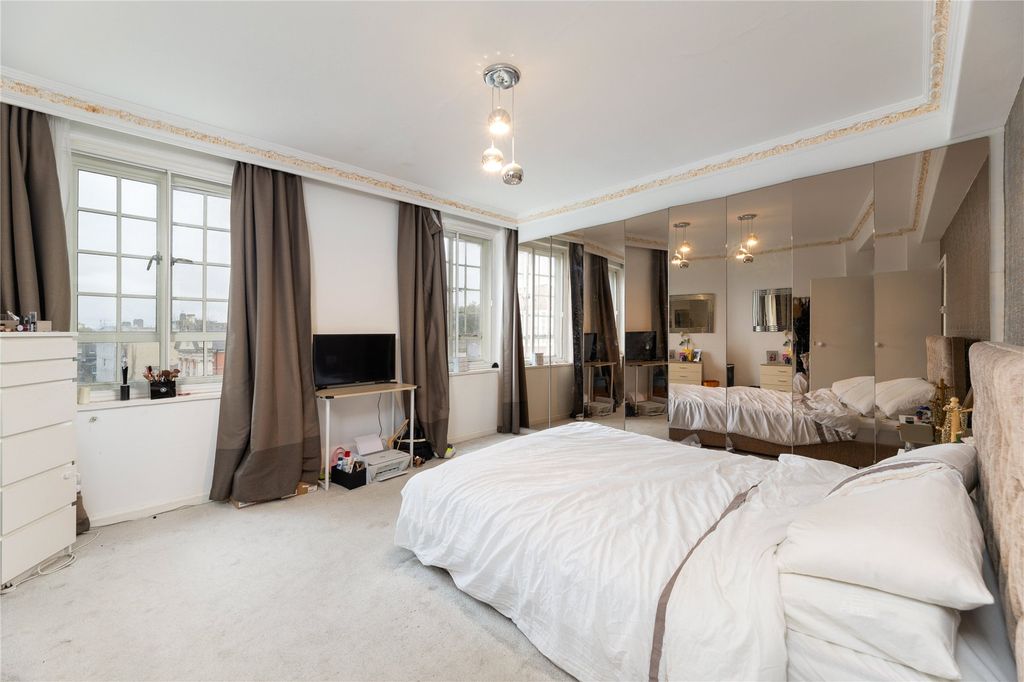 Property photo 3 of 10 Principal Bedroom