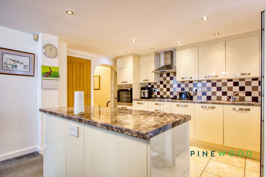 Property photo 3 of 35 Kitchen / Breakfast Room