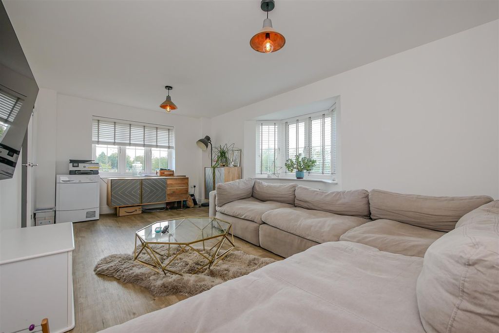 Property photo 3 of 18 Lounge