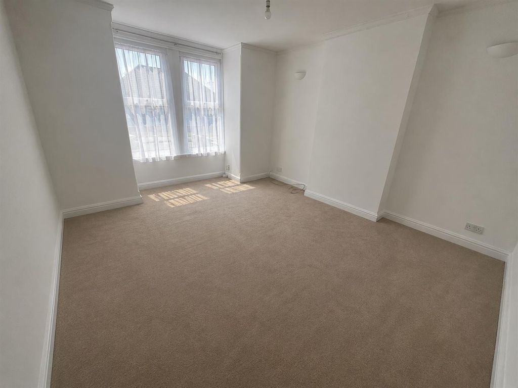 Property photo 3 of 17 Lounge