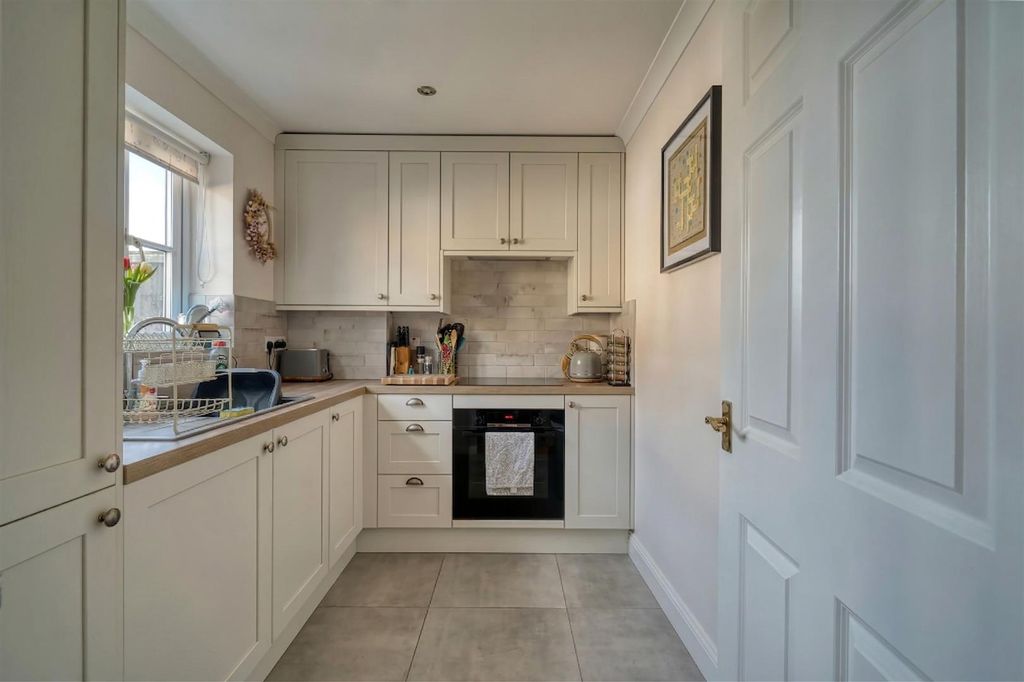 Property photo 2 of 10 Kitchen