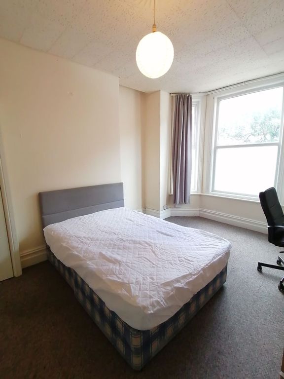 Property photo 1 of 19 Bright Double Bedroom With A Comfortable Double Be...