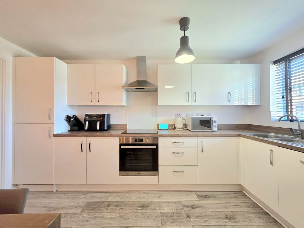 Property photo 2 of 32