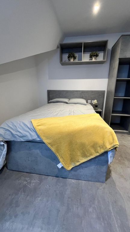Property photo 3 of 10 A Modern Double Bedroom Featuring A Comfortable Do...