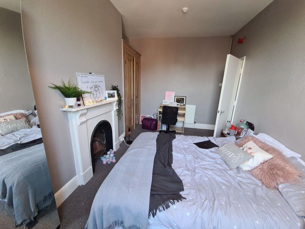 Property photo 2 of 14 A Spacious And Cozy Master Bedroom Featuring A Com...