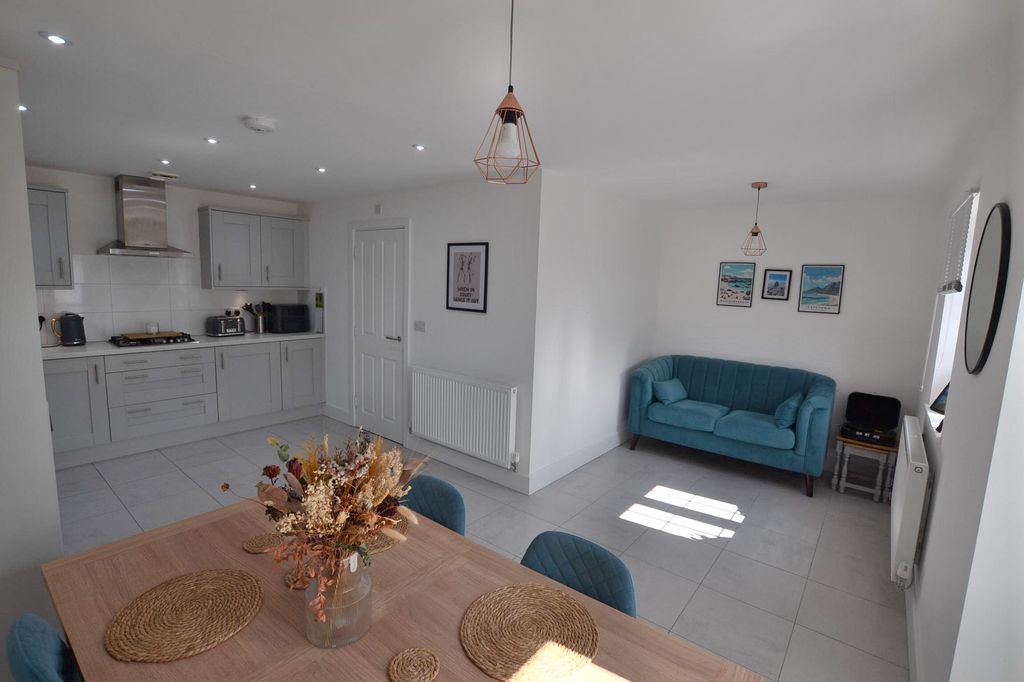 Property photo 2 of 32