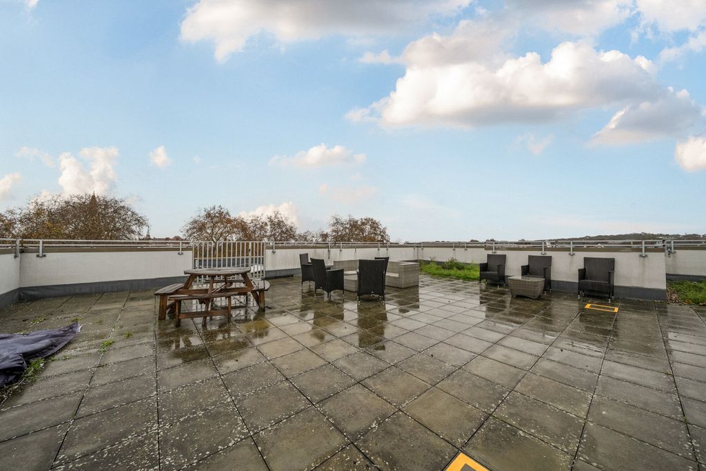 Property photo 3 of 17 Roof Terrace