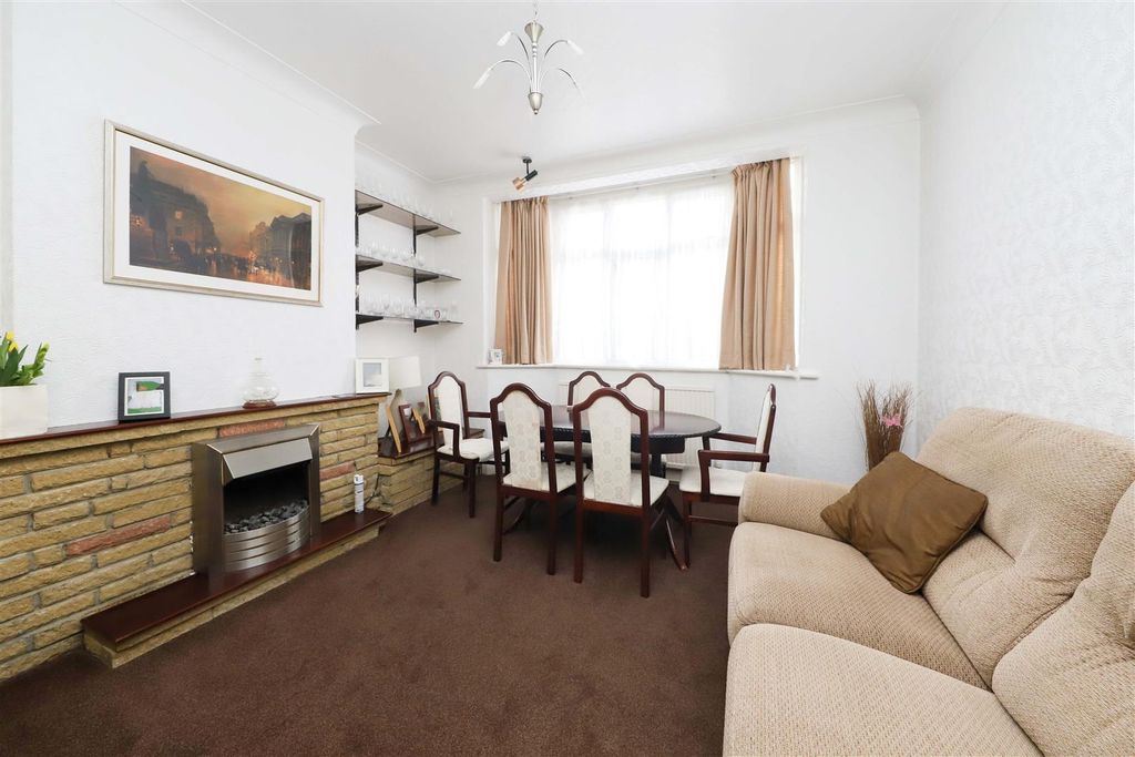 Property photo 3 of 11 Living Room