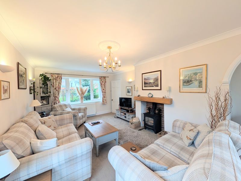 Property photo 3 of 33 Lounge