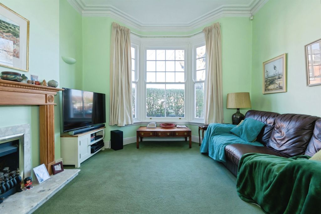 Property photo 2 of 33