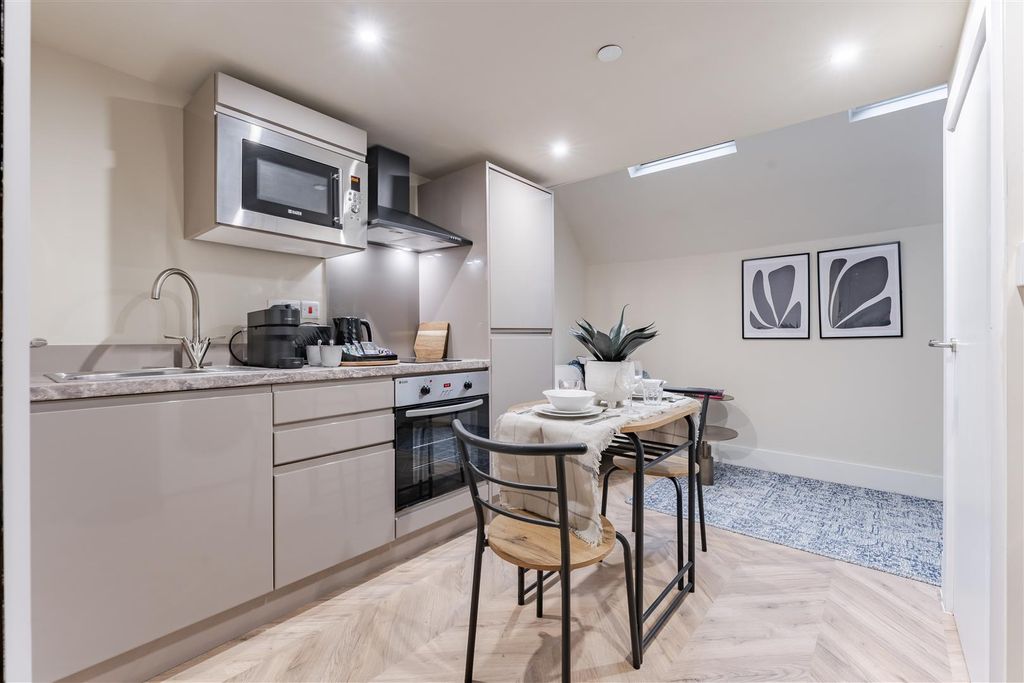 Property photo 2 of 11 Copy Of 161-147 The Headrow Leeds 2-161.Jpg