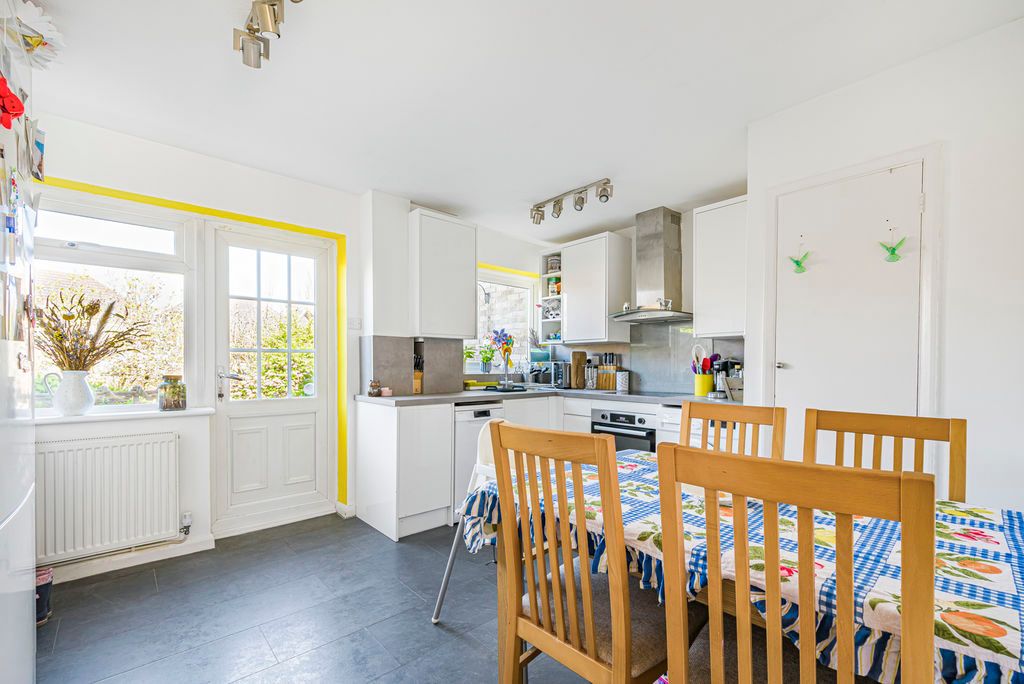 Property photo 3 of 11 Kitchen