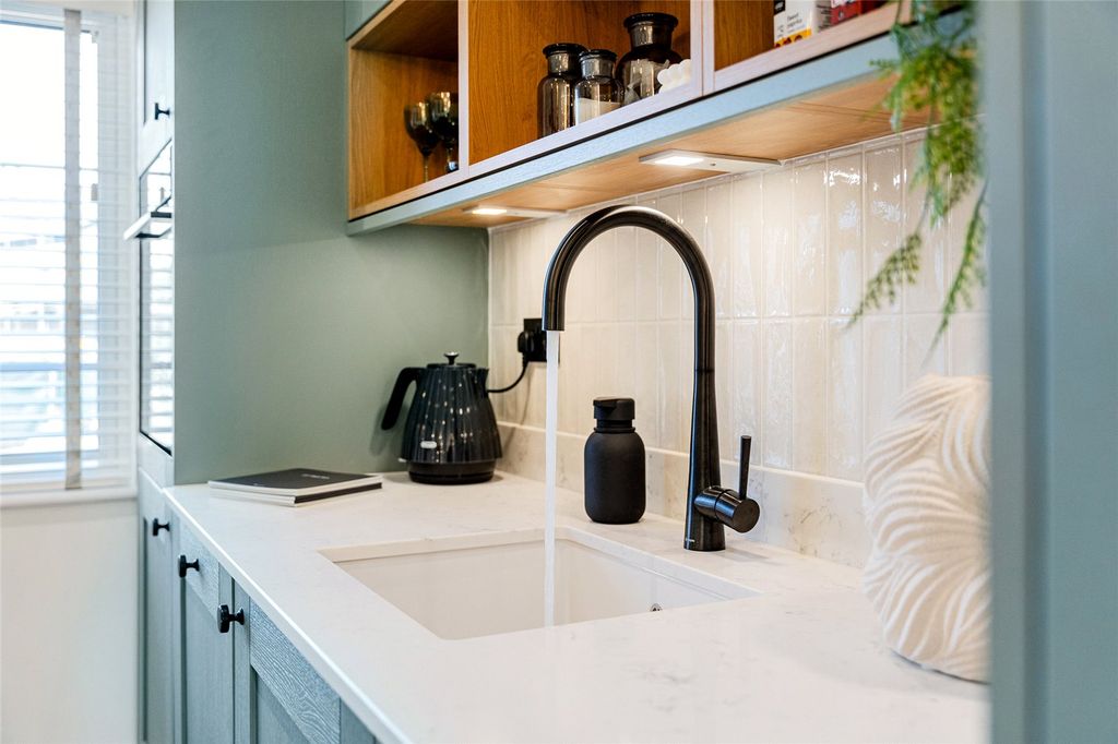 Property photo 3 of 10 Finish