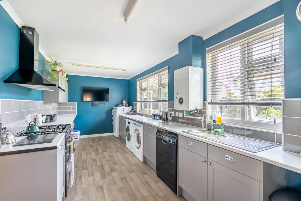 Property photo 3 of 12 Kitchen