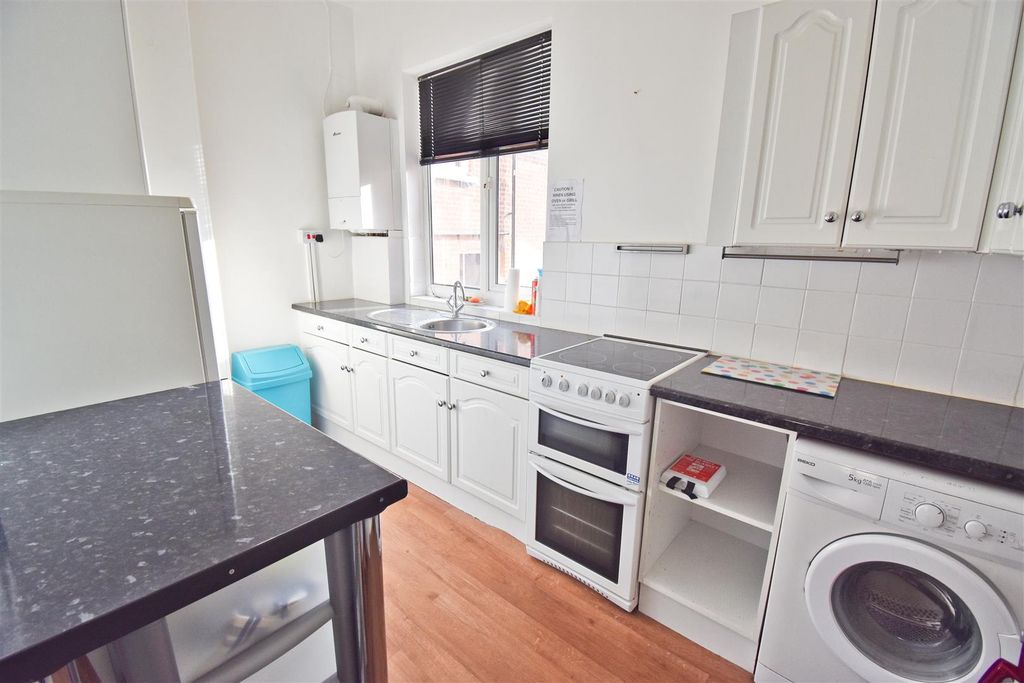 Property photo 3 of 10 Kitchen.Jpg