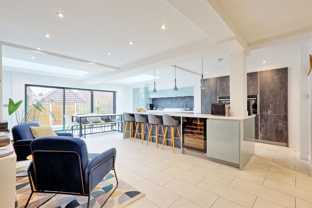 Property photo 2 of 33 Img_4054_5_6_Easyhdr-Interior3.Jpg