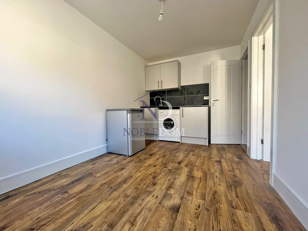 Property photo 1 of 4 Self-Contained Studio Flat In Slough