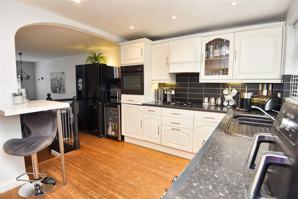 Property photo 3 of 12 Kitchen