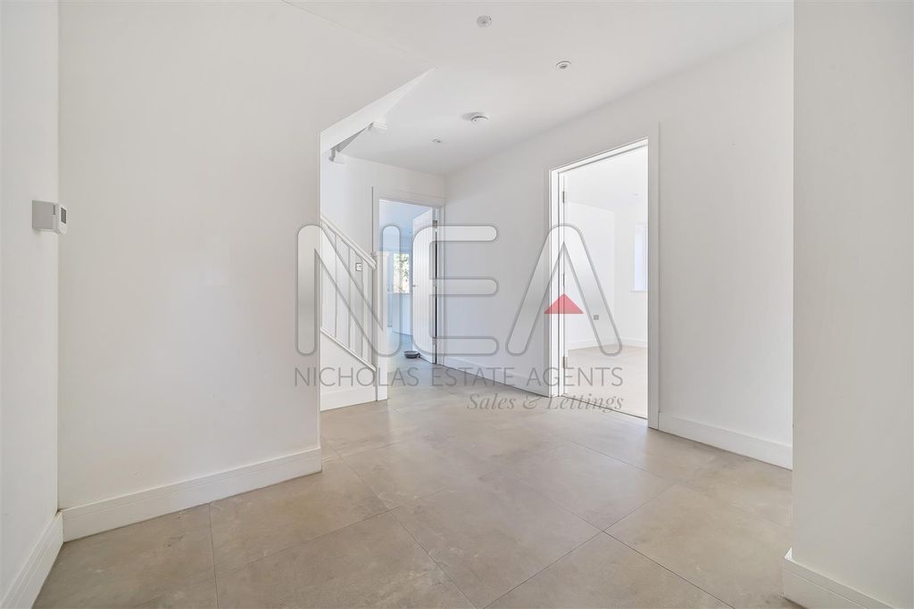 Property photo 2 of 20 Entrance Hall