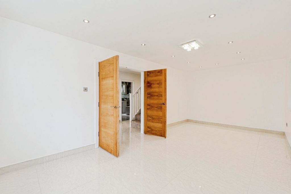Property photo 3 of 31