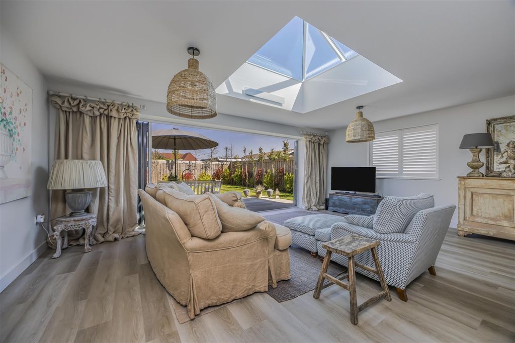 Property photo 3 of 40 45 East Bracklesham Drive, Bracklesham Bay-Portico