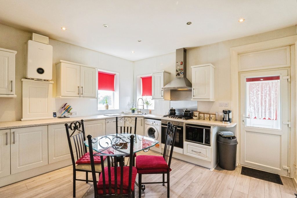 5 bed flat for saleWatson Road, Blackpool, Lancashire FY4 photo 5