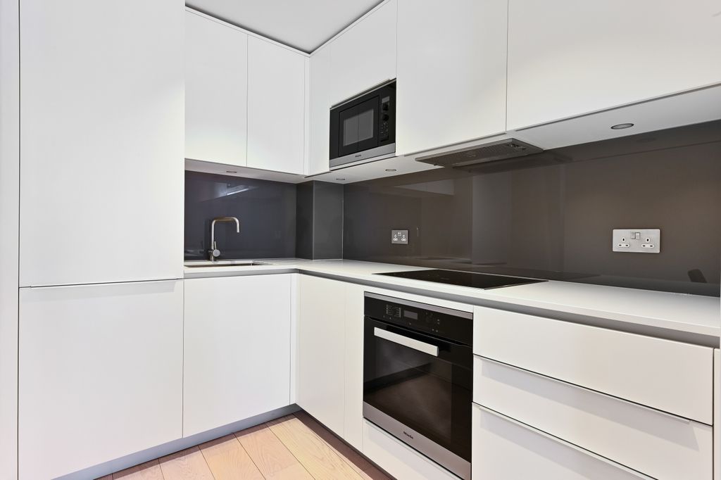 Property photo 3 of 8 Kitchen