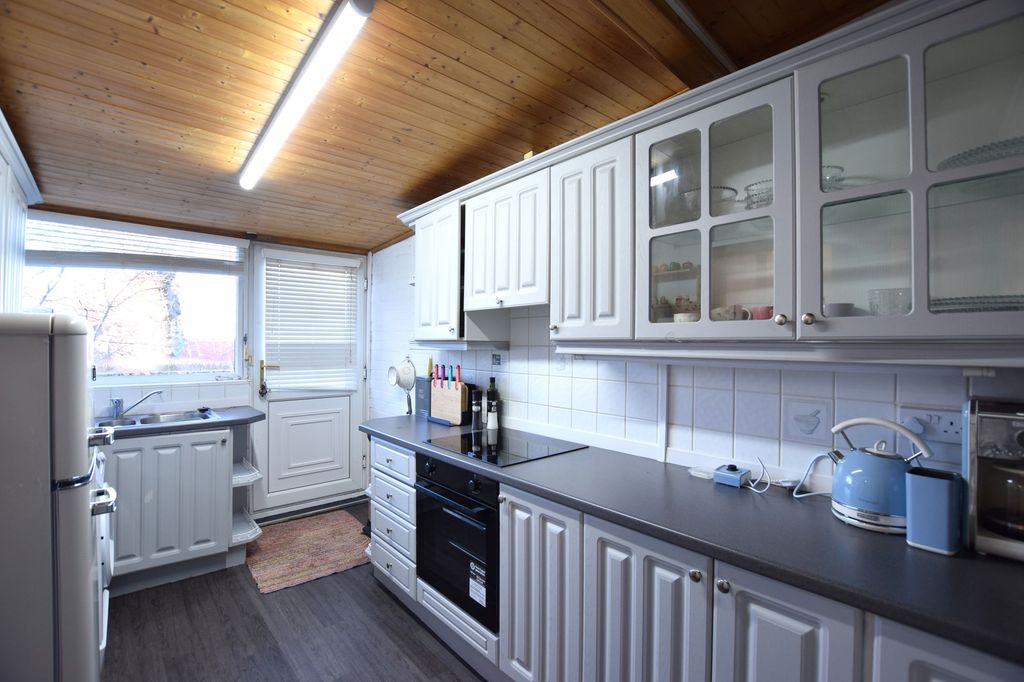 Property photo 3 of 8 Kitchen