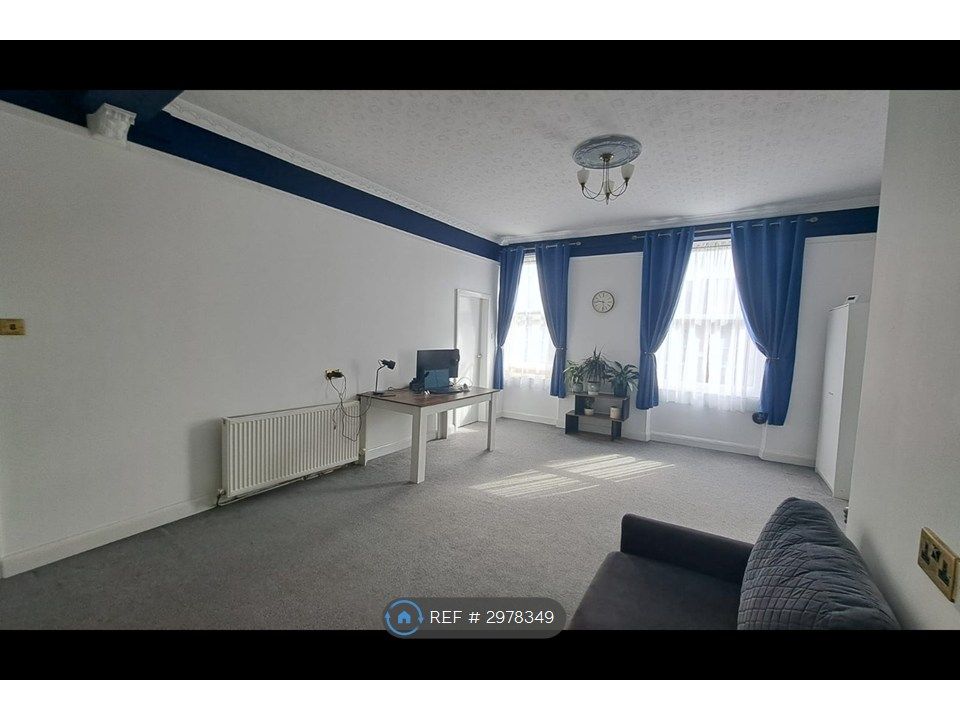 Property photo 3 of 12 Lounge