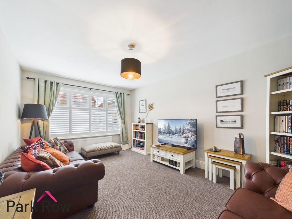 Property photo 2 of 32 Lounge