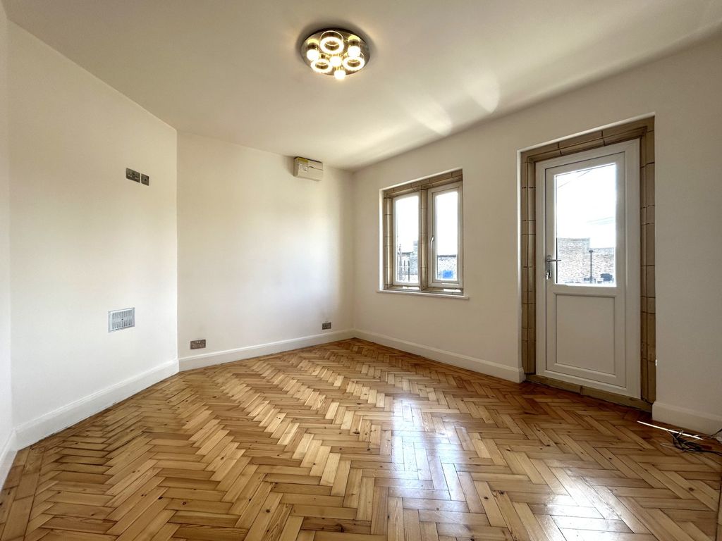 Property photo 2 of 10 Picture No. 23