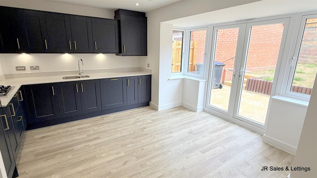 Property photo 3 of 19 Kitchen