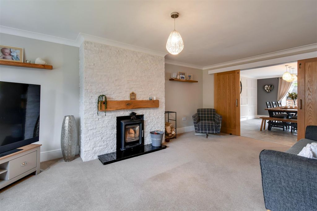 Property photo 3 of 24 Lounge