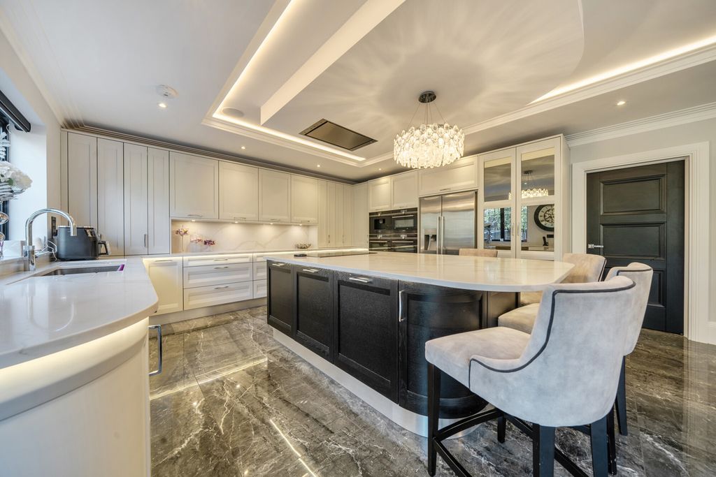 Property photo 3 of 27 Kitchen