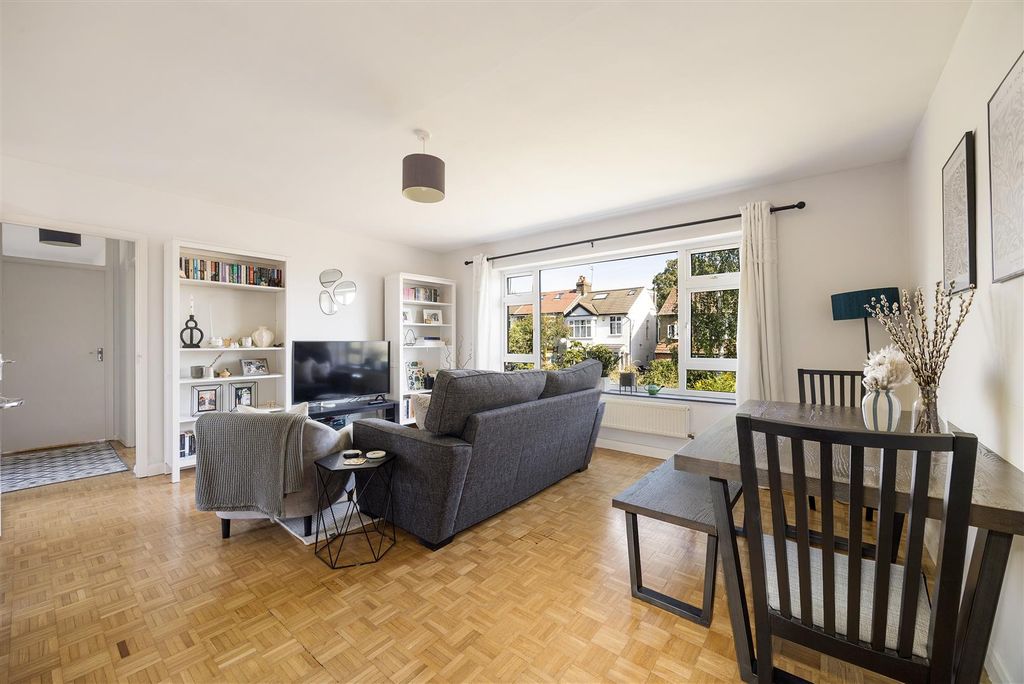 Property photo 1 of 21 Horn Lane, Ig8