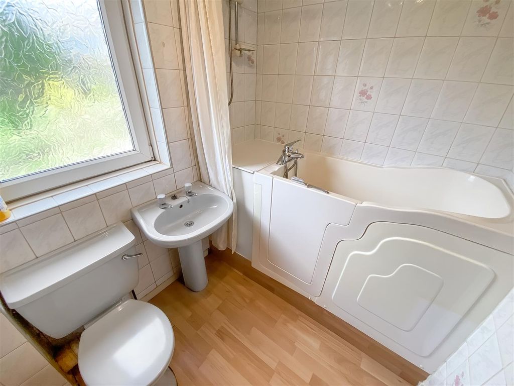 Property photo 3 of 9 Bathroom.Jpg