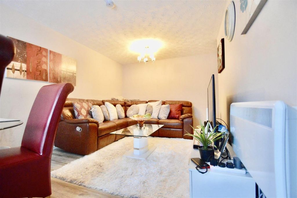 Property photo 3 of 6 Lounge