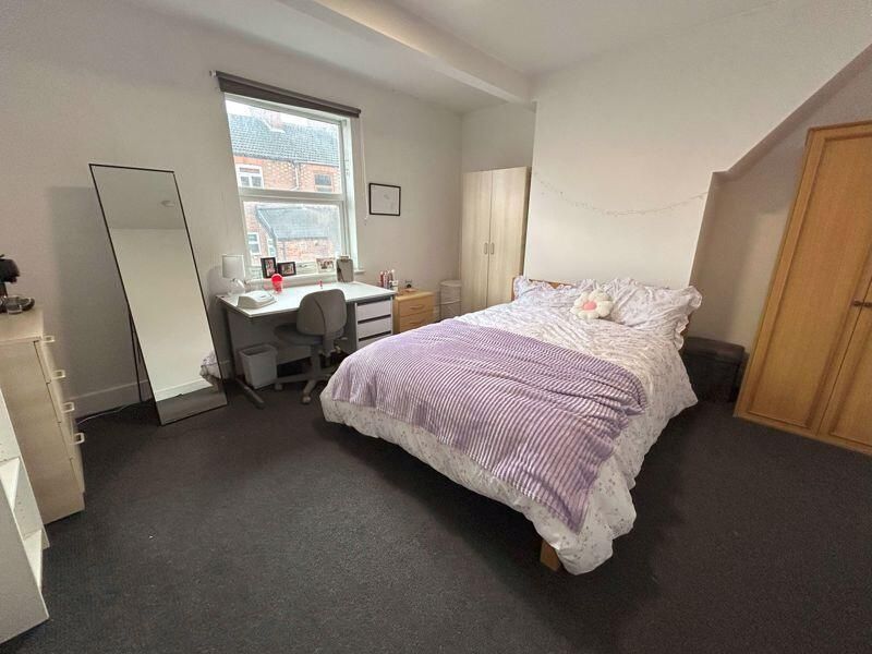 Property photo 2 of 9 Bright, Well-Presented Double Bedroom With A Comfo...