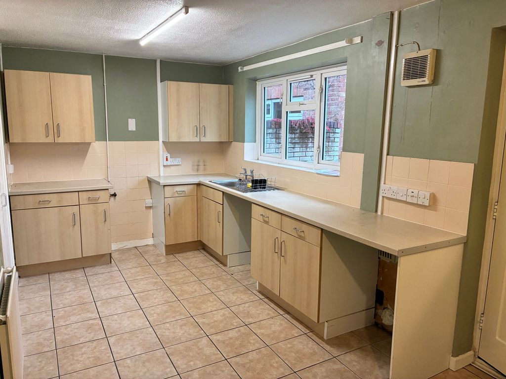 Property photo 3 of 9 Kitchen