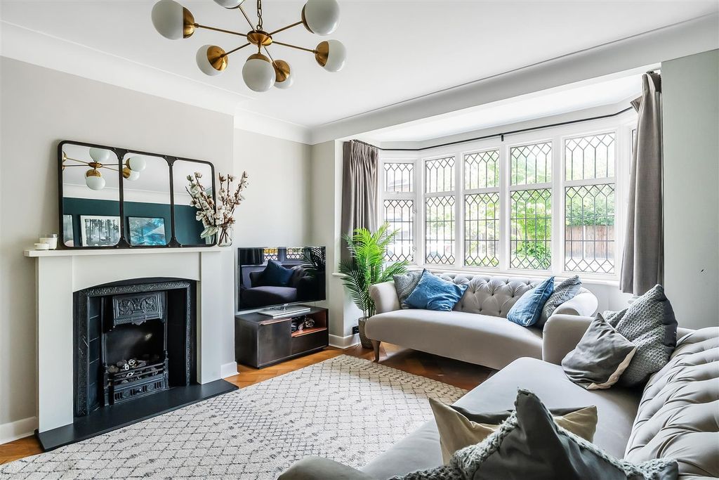Property photo 2 of 28 192-Stoneleigh-Park-Road-6.Jpg