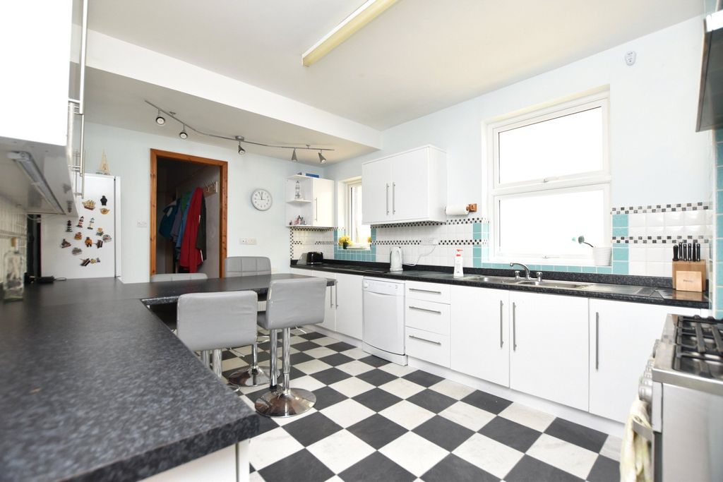 Property photo 3 of 14 Kitchen