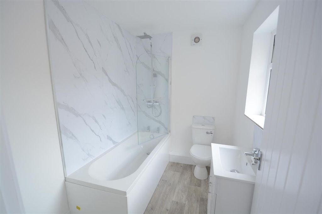 Property photo 3 of 12 Millgate Kitchen i.Jpg
