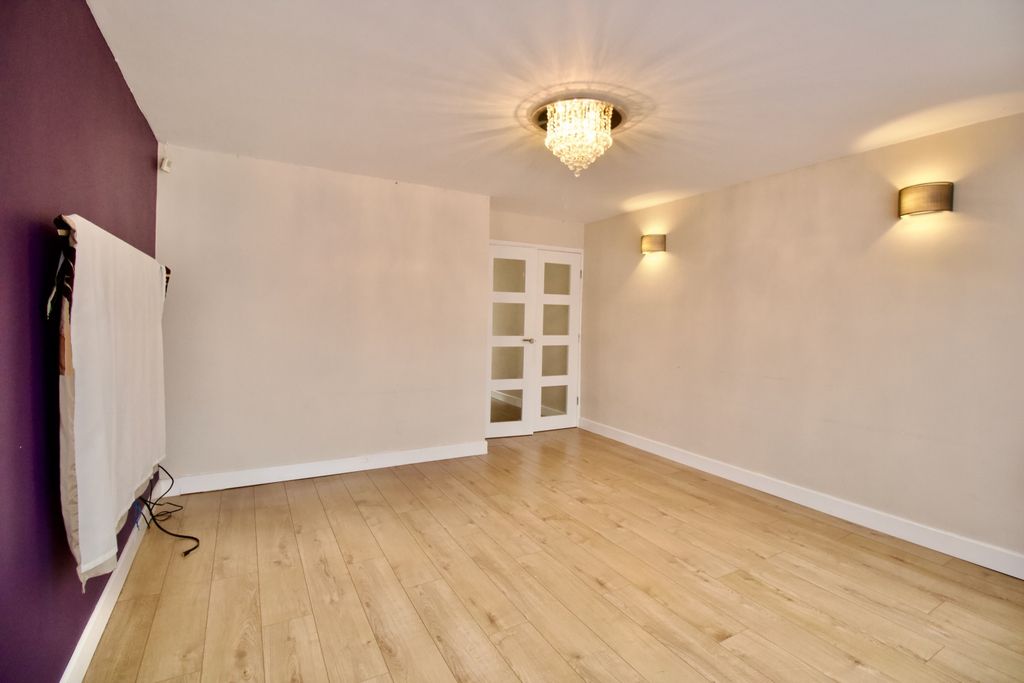 Property photo 2 of 11 Lounge