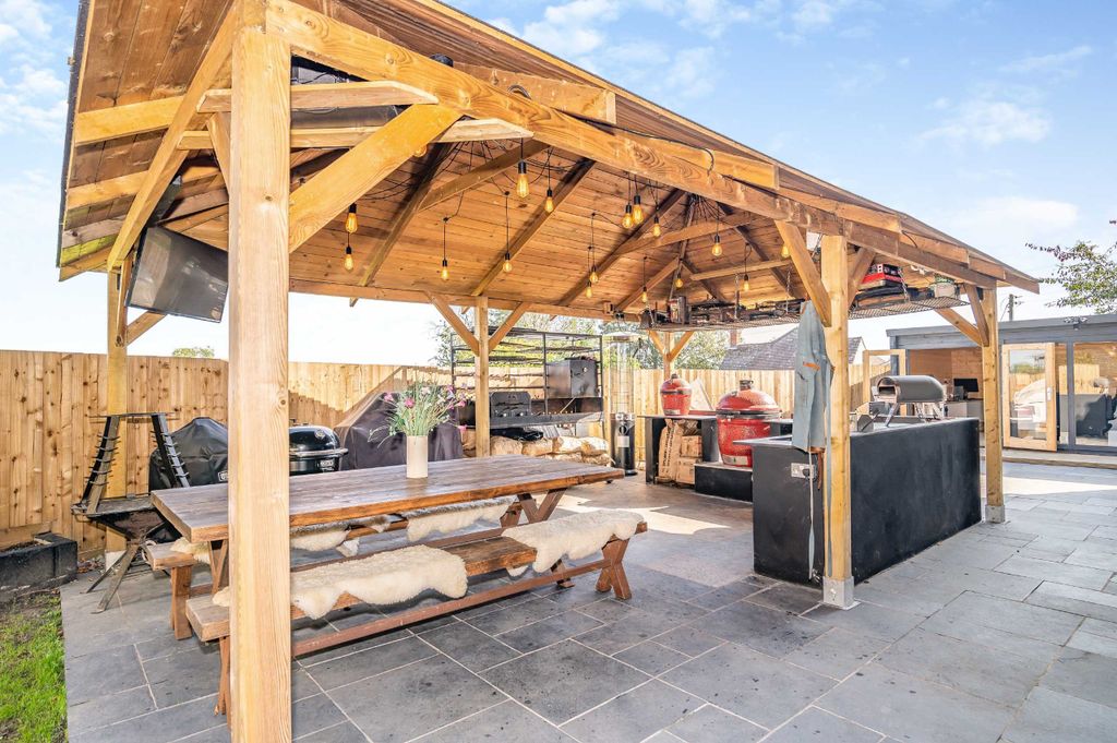 Property photo 2 of 34