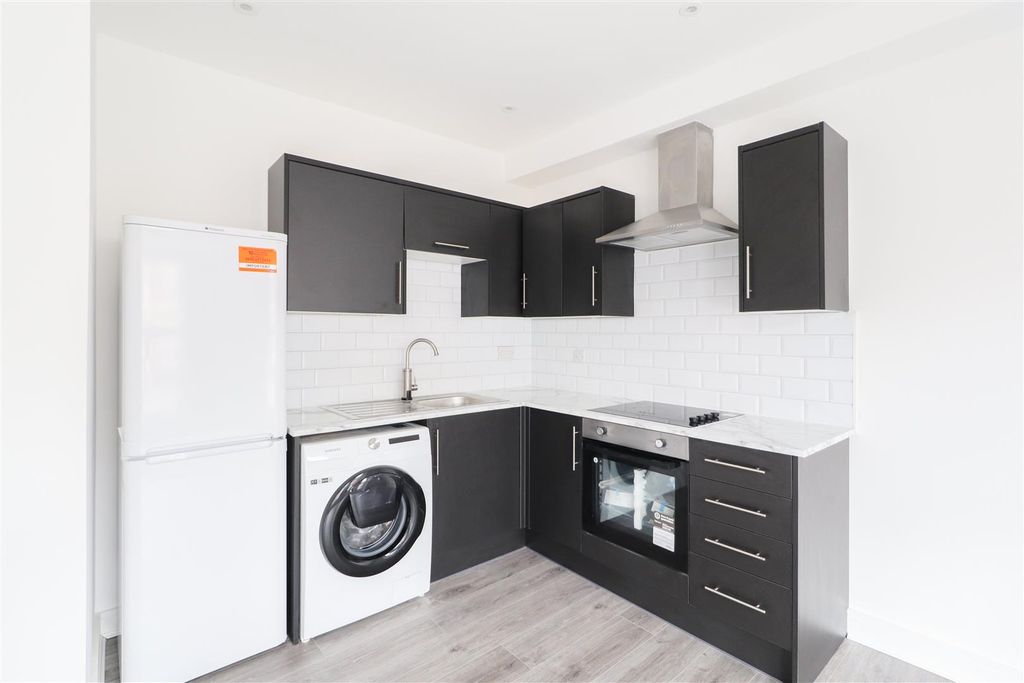 Property photo 3 of 7 Queens Road-3.Jpg