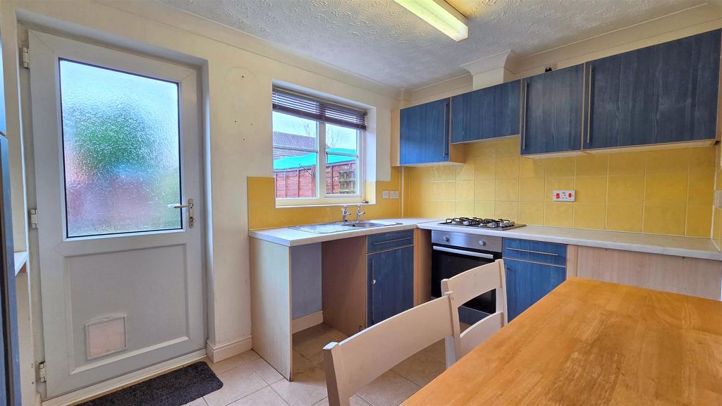 Property photo 3 of 8 Kitchen