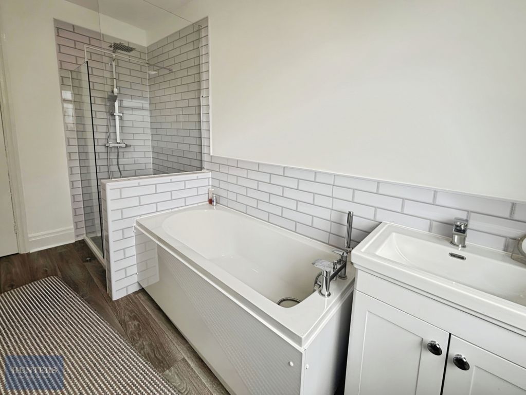 Property photo 3 of 19 Bathroom 1